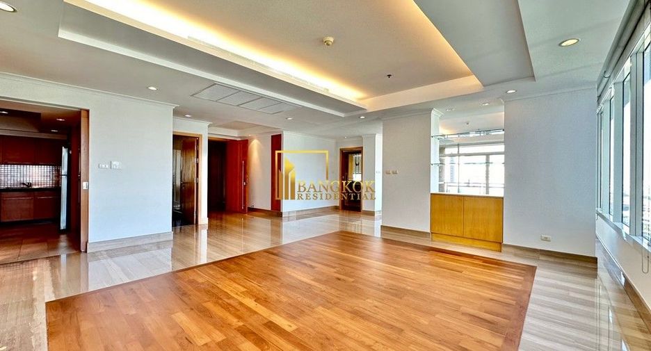 For rent 3 bedrooms apartment in Pathum Wan, Bangkok