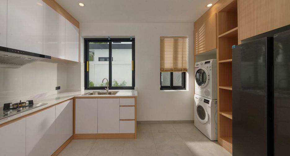 For sale 4 bedrooms house in Mueang Chiang Mai, Chiang Mai