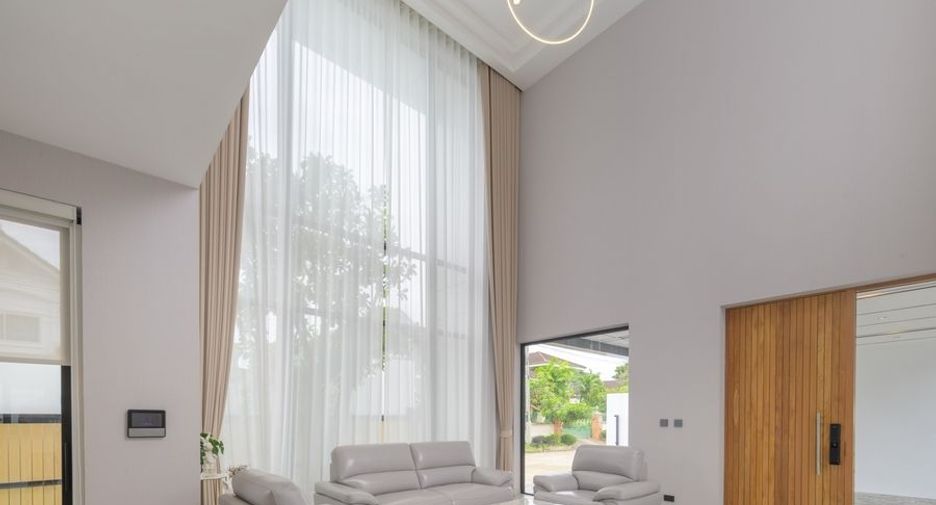 For sale 4 bedrooms house in Mueang Chiang Mai, Chiang Mai
