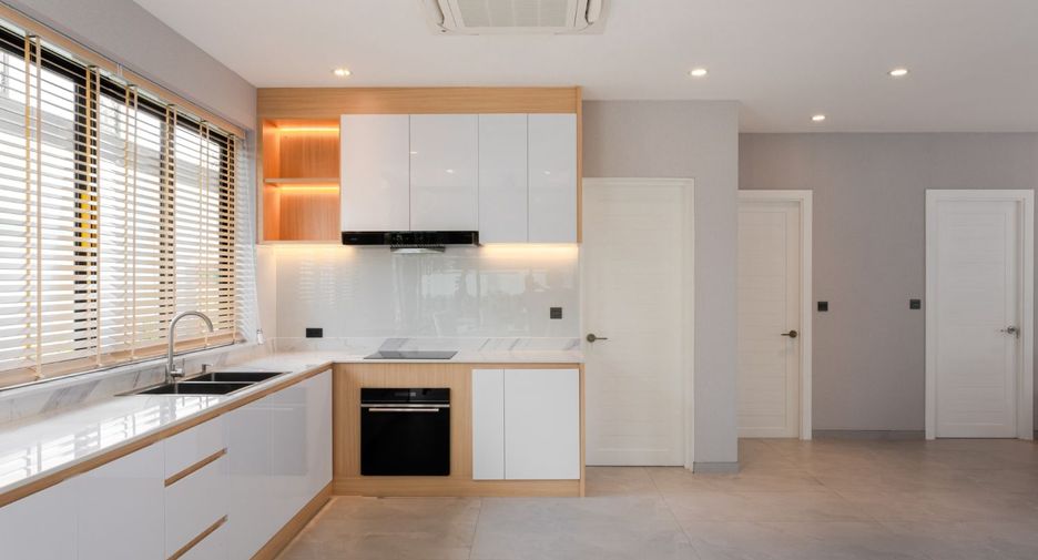 For sale 4 bedrooms house in Mueang Chiang Mai, Chiang Mai