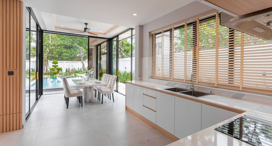 For sale 4 bedrooms house in Mueang Chiang Mai, Chiang Mai