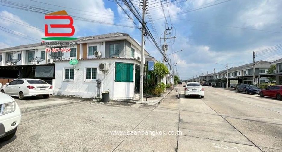 Casa adosada en venta de 3 habitaciones en Khlong Luang, Pathum Thani