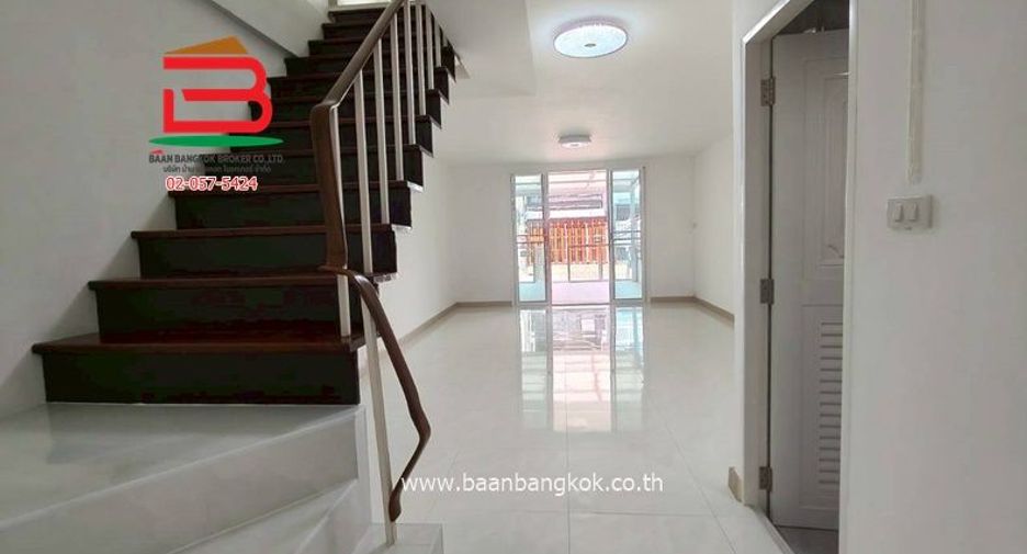 For rent 2 bedrooms townhouse in Bang Khen, Bangkok