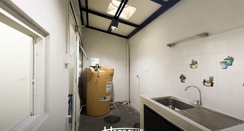 Casa adosada en venta de 3 habitaciones en Sam Phran, Nakhon Pathom