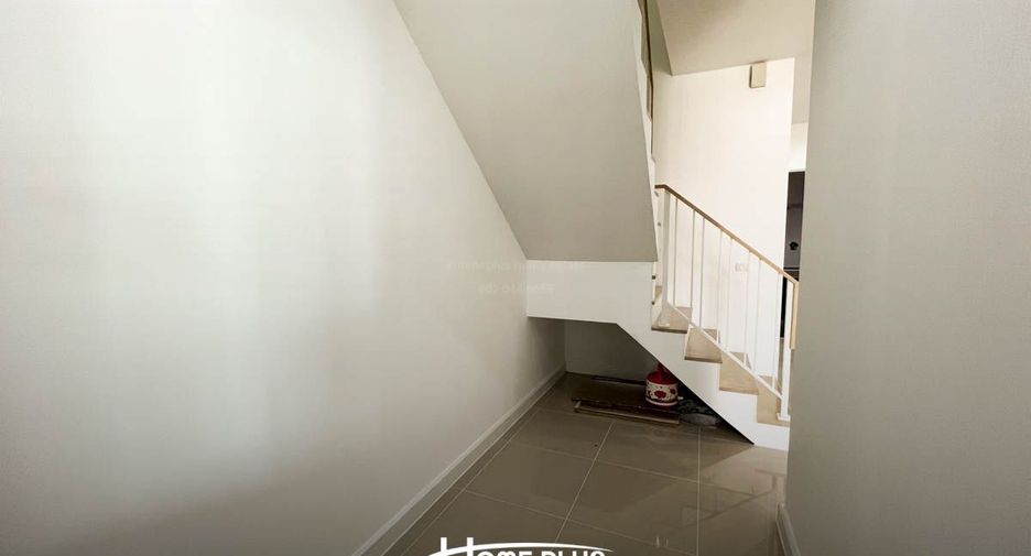 Casa adosada en venta de 3 habitaciones en Sam Phran, Nakhon Pathom