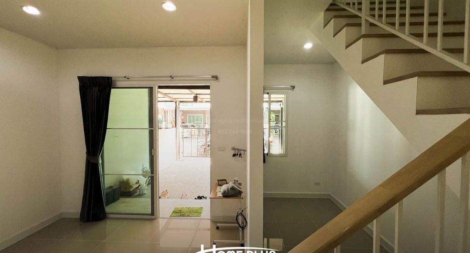 Casa adosada en venta de 3 habitaciones en Sam Phran, Nakhon Pathom