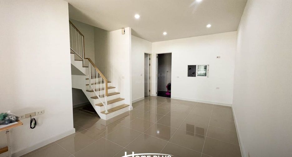 Casa adosada en venta de 3 habitaciones en Sam Phran, Nakhon Pathom