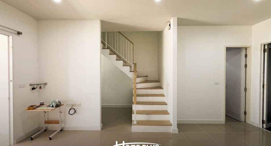 Casa adosada en venta de 3 habitaciones en Sam Phran, Nakhon Pathom