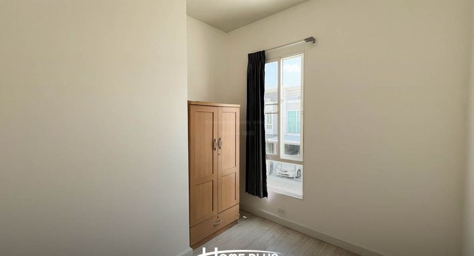 Casa adosada en venta de 3 habitaciones en Sam Phran, Nakhon Pathom
