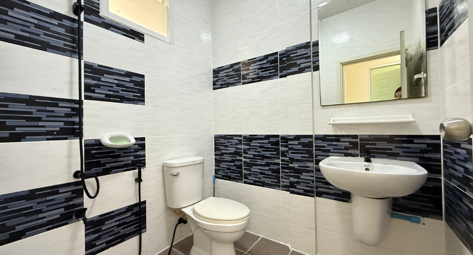 For sale 2 bedrooms townhouse in Mueang Samut Sakhon, Samut Sakhon