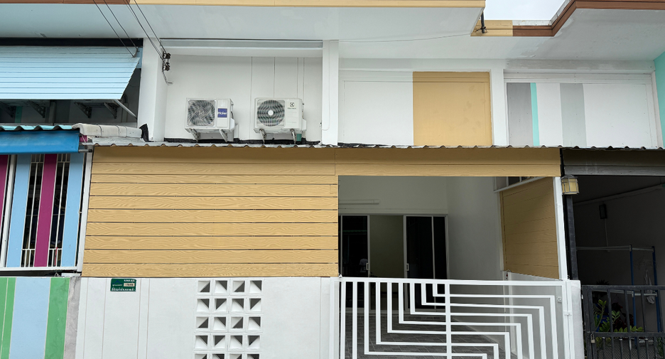 For sale 2 bedrooms townhouse in Mueang Samut Sakhon, Samut Sakhon