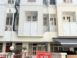 Casa adosada en venta de 4 habitaciones en Bang Na, Bangkok