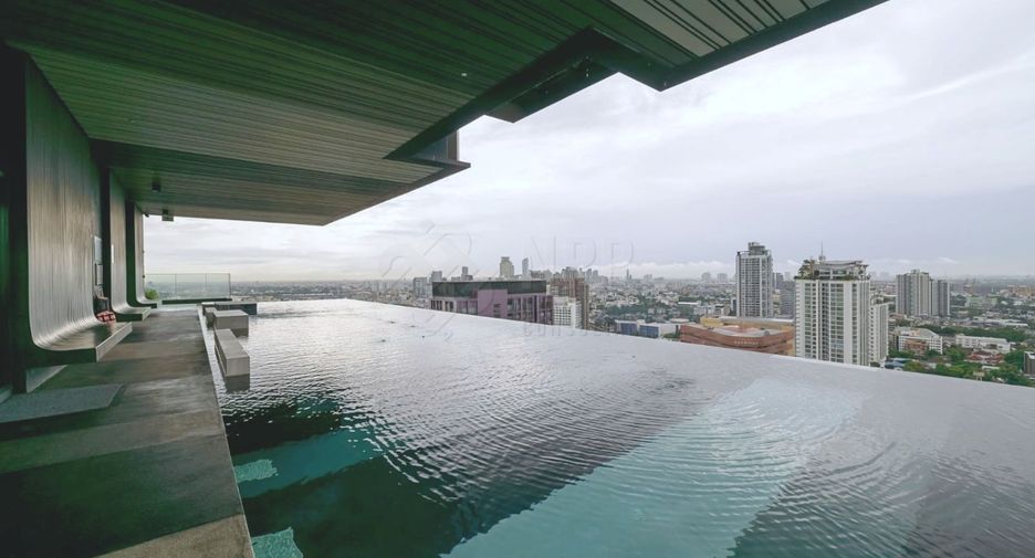 Condo en alquiler y en venta de 3 habitaciones en Watthana, Bangkok