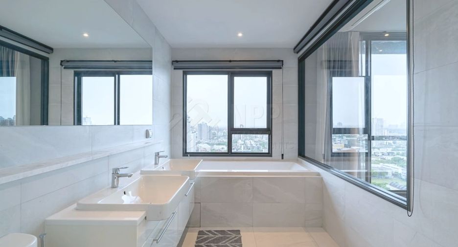 Condo en alquiler y en venta de 3 habitaciones en Watthana, Bangkok