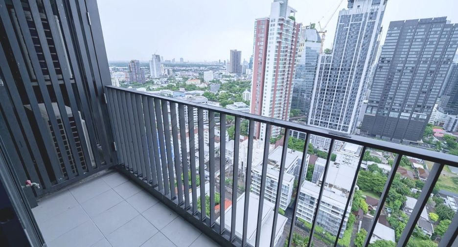 Condo en alquiler y en venta de 3 habitaciones en Watthana, Bangkok
