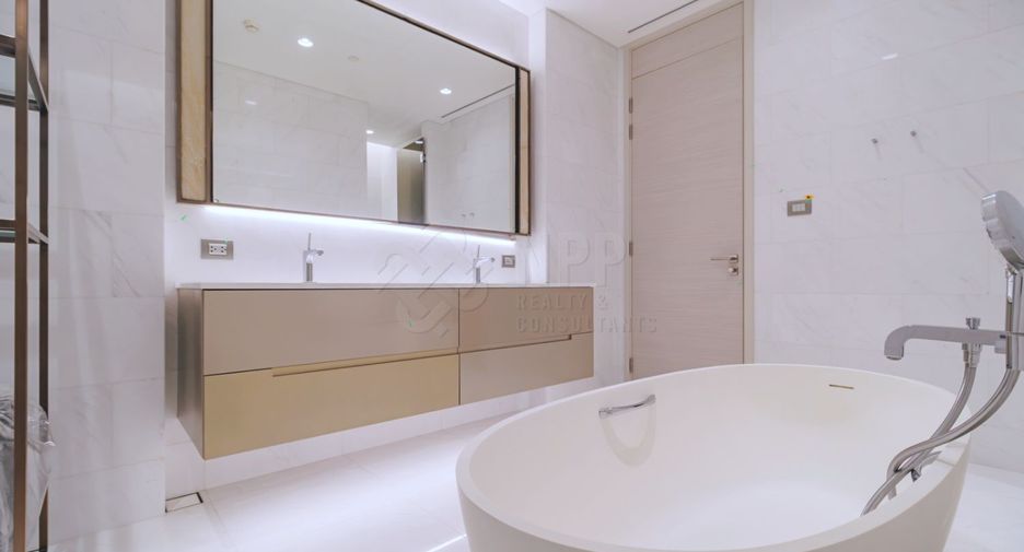 For rent and for sale 2 bedrooms condo in Pathum Wan, Bangkok
