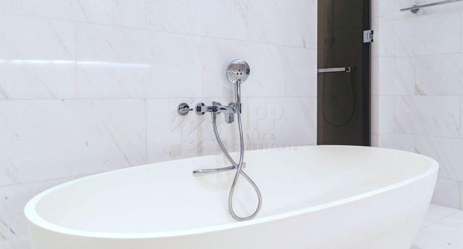 For rent and for sale 2 bedrooms condo in Pathum Wan, Bangkok