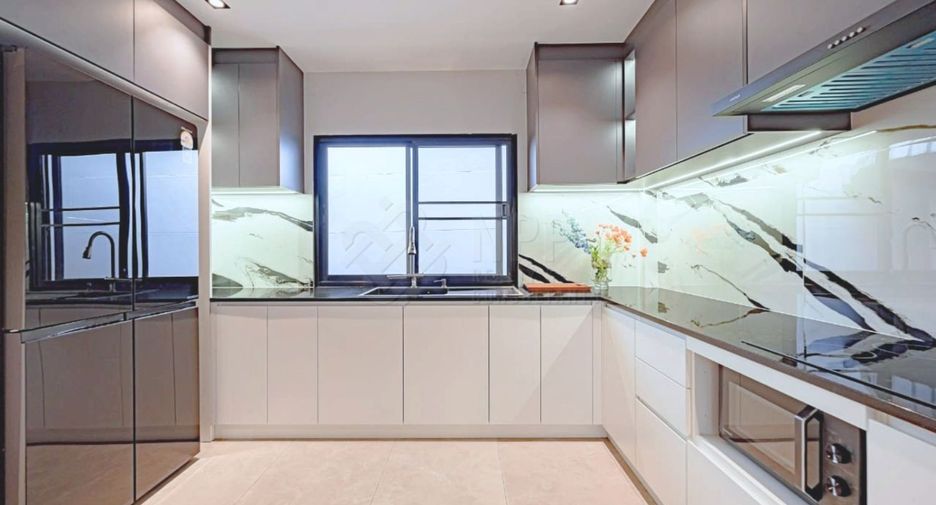 Casa en alquiler y en venta de 5 habitaciones en Khlong Toei, Bangkok