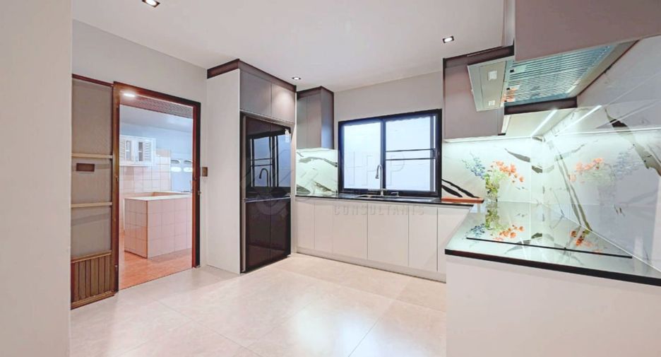 Casa en alquiler y en venta de 5 habitaciones en Khlong Toei, Bangkok