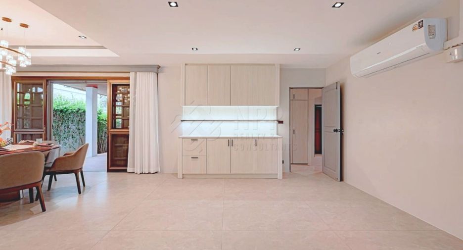 Casa en alquiler y en venta de 5 habitaciones en Khlong Toei, Bangkok