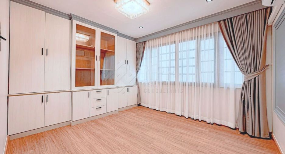 Casa en alquiler y en venta de 5 habitaciones en Khlong Toei, Bangkok