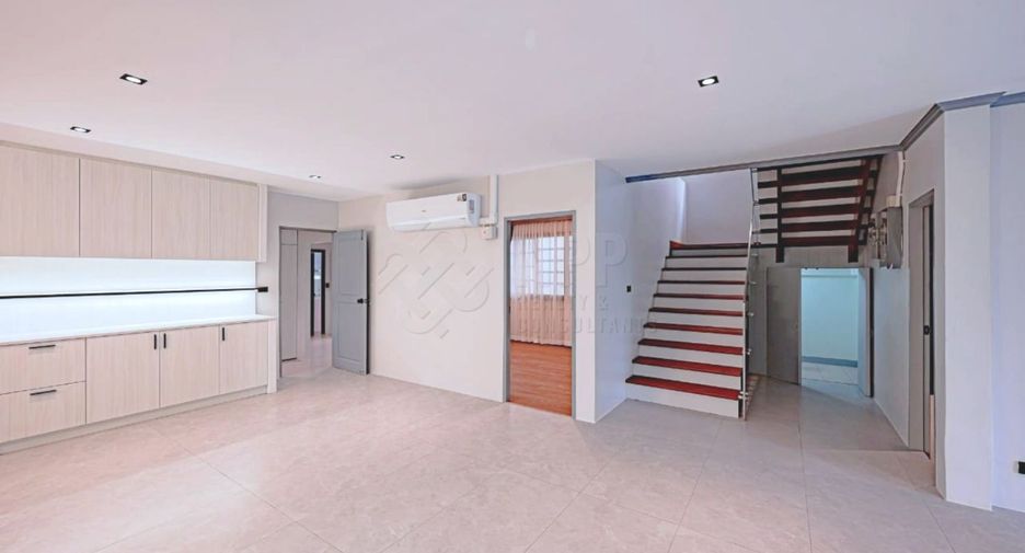 Casa en alquiler y en venta de 5 habitaciones en Khlong Toei, Bangkok