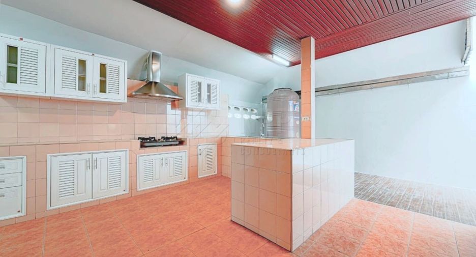 Casa en alquiler y en venta de 5 habitaciones en Khlong Toei, Bangkok