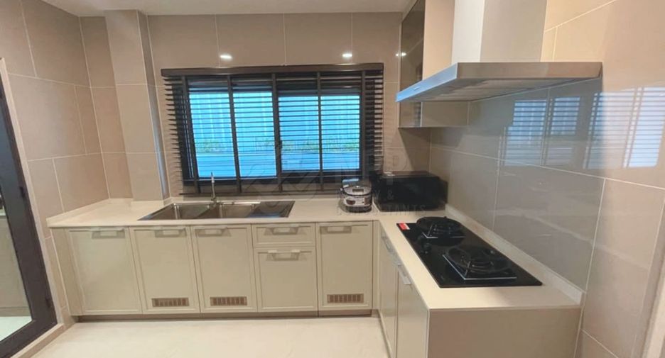 Casa en alquiler de 4 habitaciones en Bang Na, Bangkok
