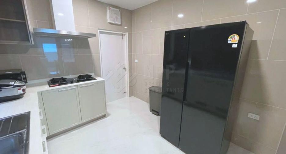 Casa en alquiler de 4 habitaciones en Bang Na, Bangkok