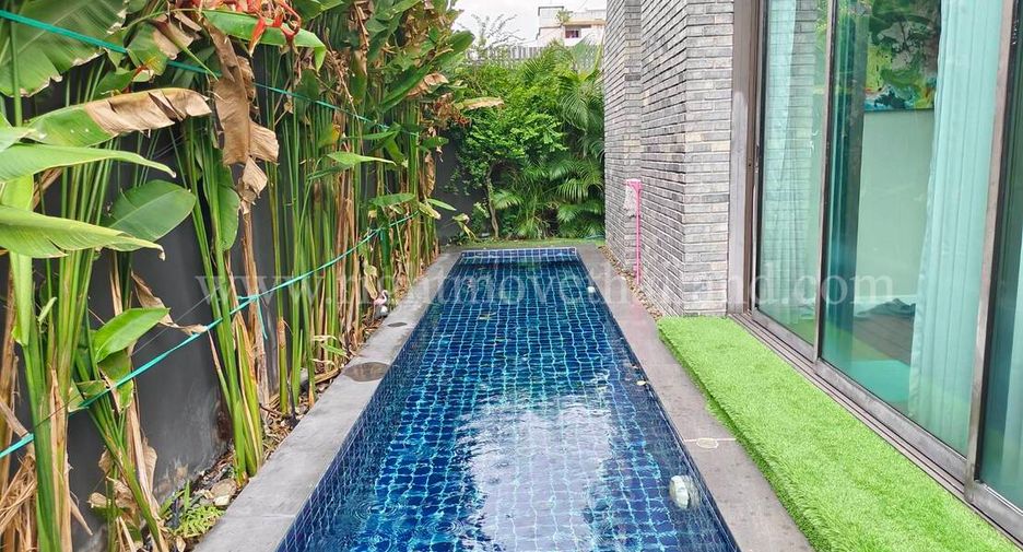 For rent 3 bedrooms townhouse in Watthana, Bangkok