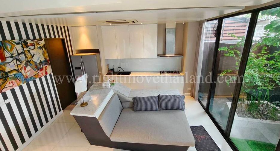For rent 3 bedrooms townhouse in Watthana, Bangkok