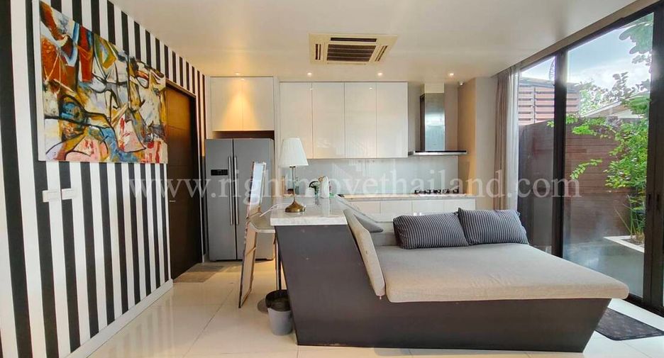 For rent 3 bedrooms townhouse in Watthana, Bangkok