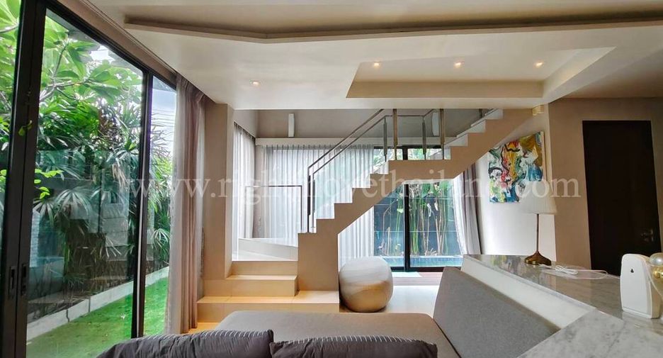 For rent 3 bedrooms townhouse in Watthana, Bangkok