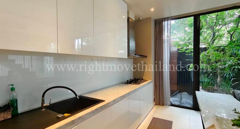 For rent 3 bedrooms townhouse in Watthana, Bangkok