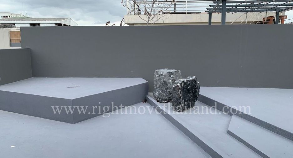 For rent 3 bedrooms townhouse in Watthana, Bangkok