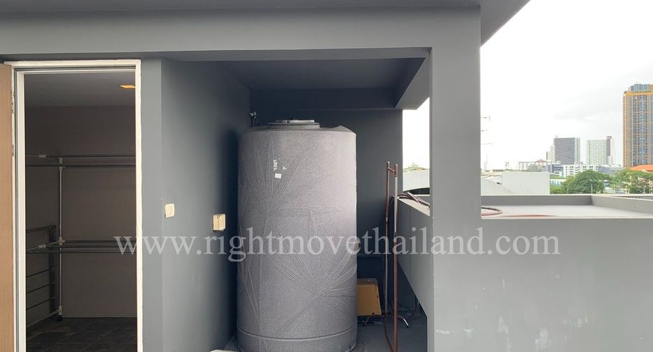 For rent 3 bedrooms townhouse in Watthana, Bangkok