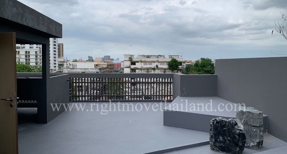 For rent 3 bedrooms townhouse in Watthana, Bangkok