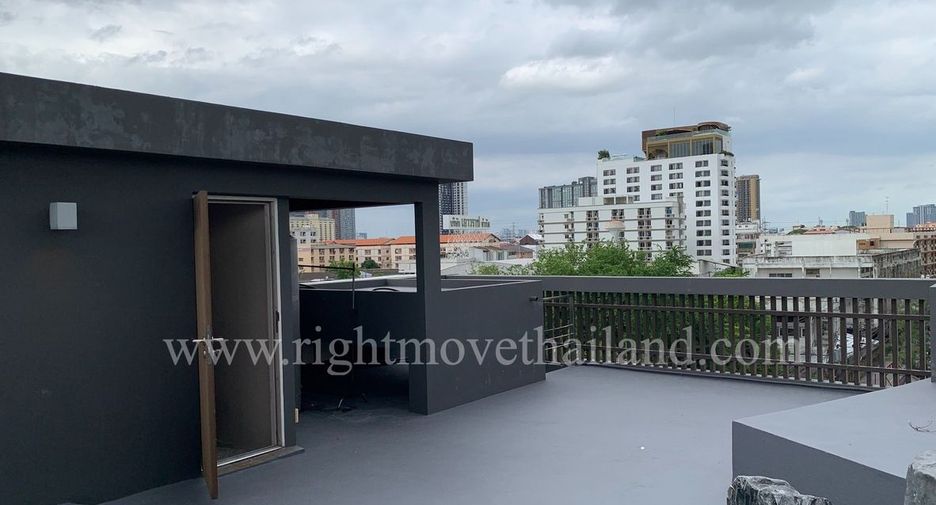 For rent 3 bedrooms townhouse in Watthana, Bangkok
