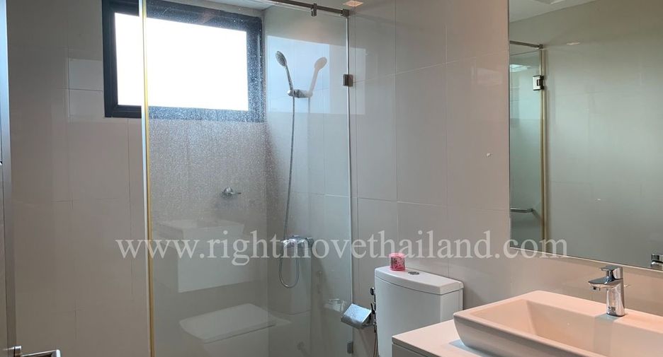 For rent 3 bedrooms townhouse in Watthana, Bangkok