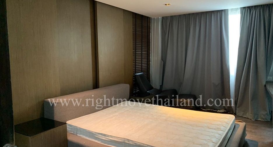 For rent 3 bedrooms townhouse in Watthana, Bangkok