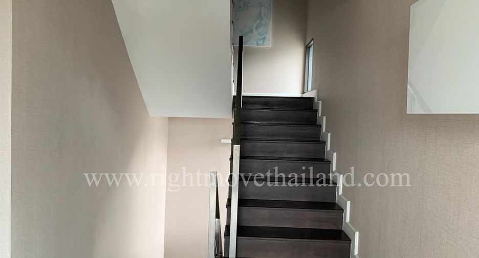 For rent 3 bedrooms townhouse in Watthana, Bangkok