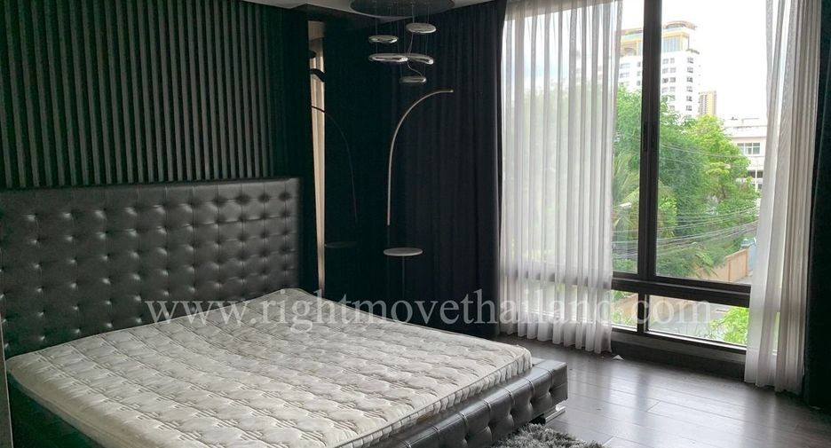 For rent 3 bedrooms townhouse in Watthana, Bangkok
