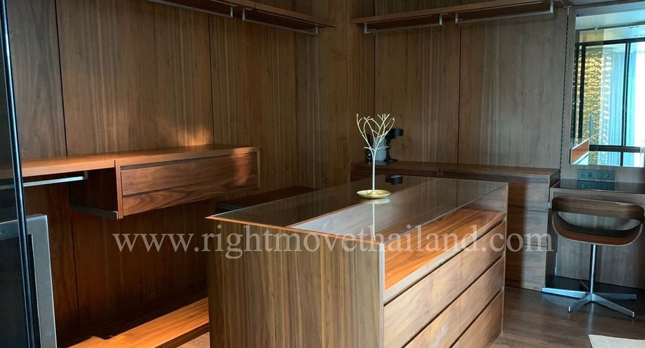 For rent 3 bedrooms townhouse in Watthana, Bangkok