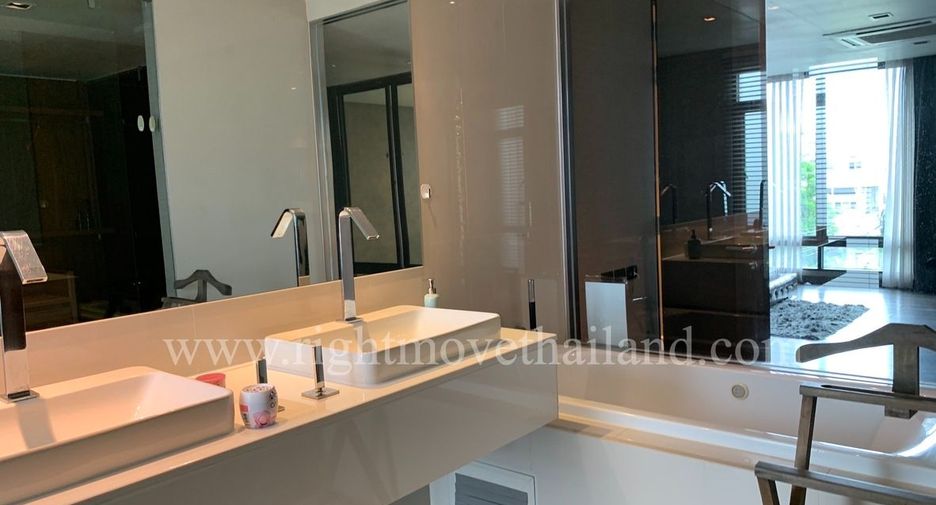 For rent 3 bedrooms townhouse in Watthana, Bangkok