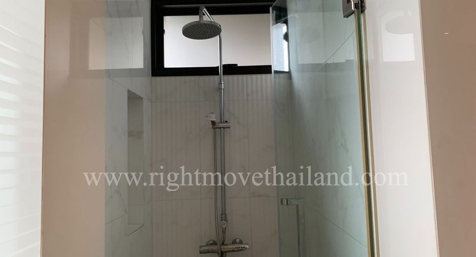 For rent 3 bedrooms townhouse in Watthana, Bangkok