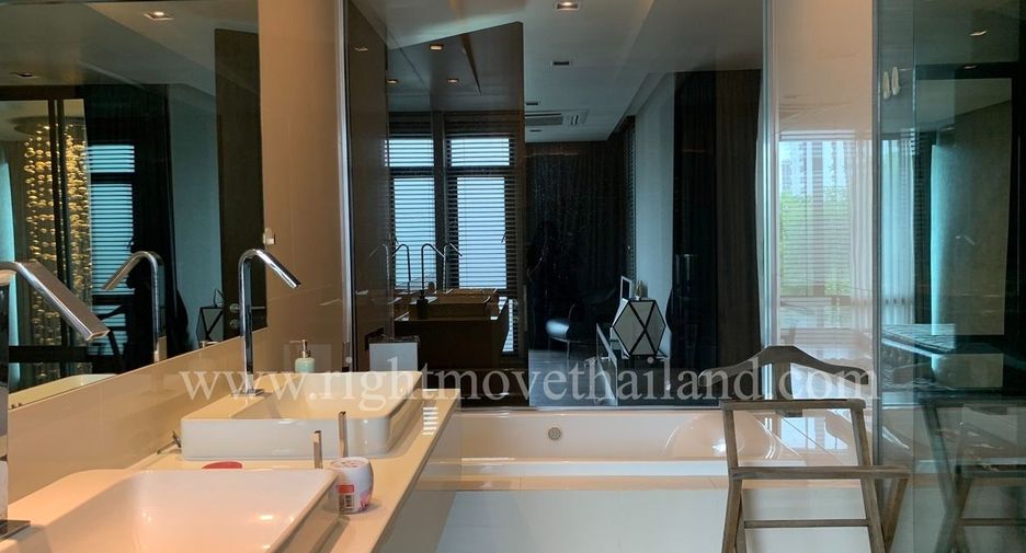 For rent 3 bedrooms townhouse in Watthana, Bangkok