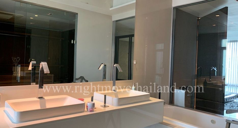 For rent 3 bedrooms townhouse in Watthana, Bangkok