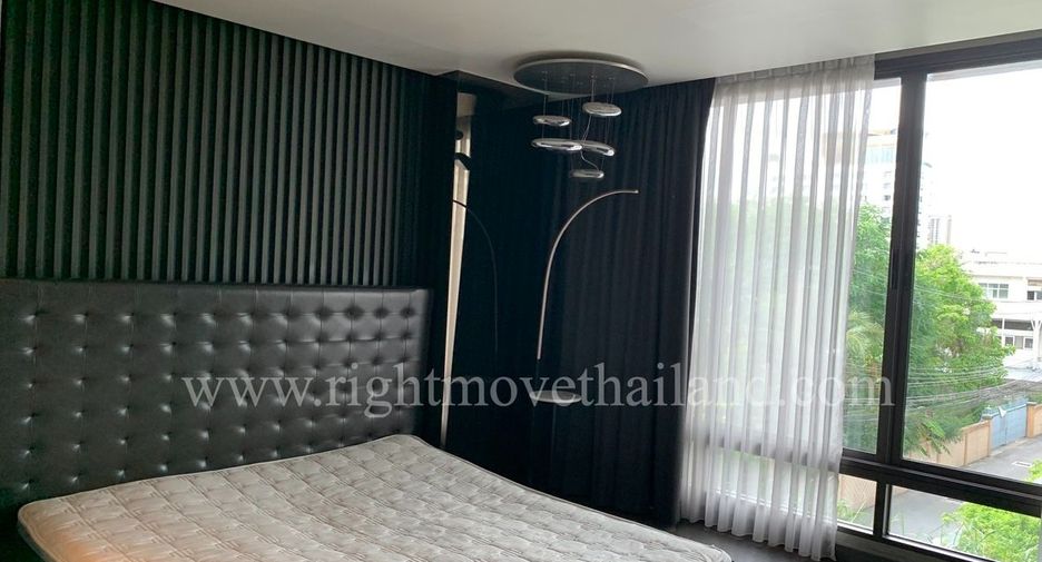 For rent 3 bedrooms townhouse in Watthana, Bangkok