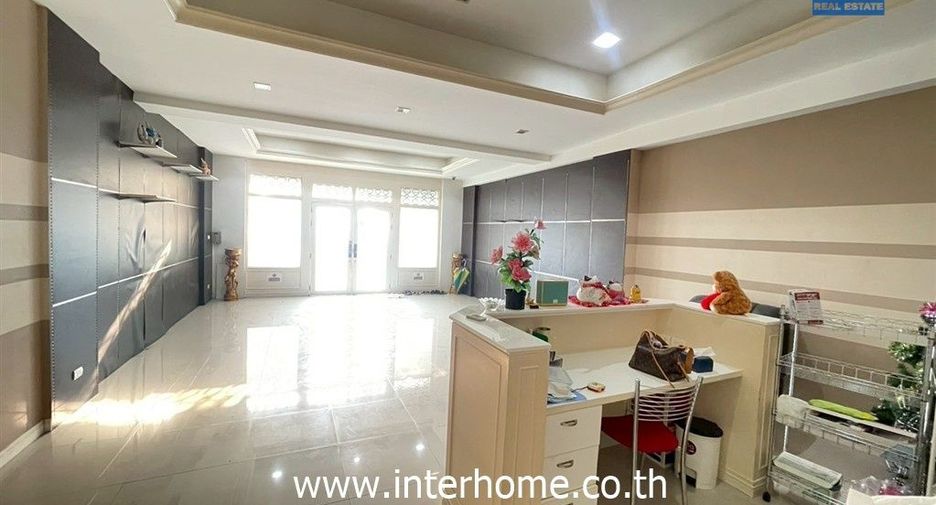 For sale 4 bedrooms townhouse in Wang Thonglang, Bangkok