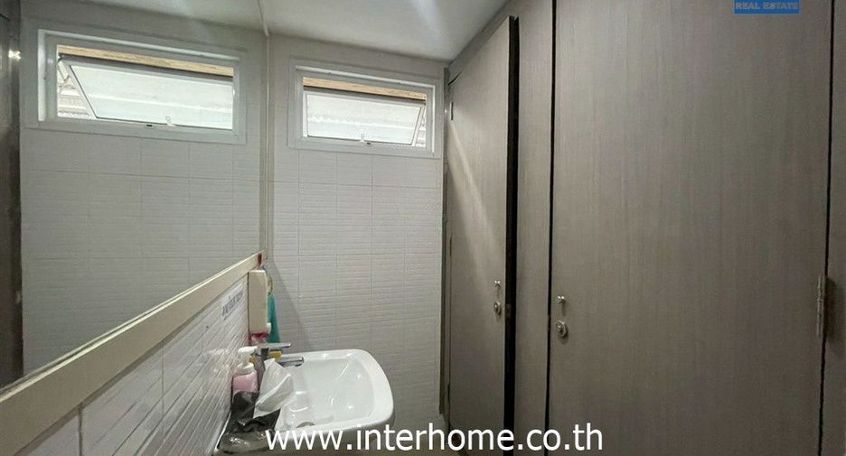 For sale 4 bedrooms townhouse in Wang Thonglang, Bangkok